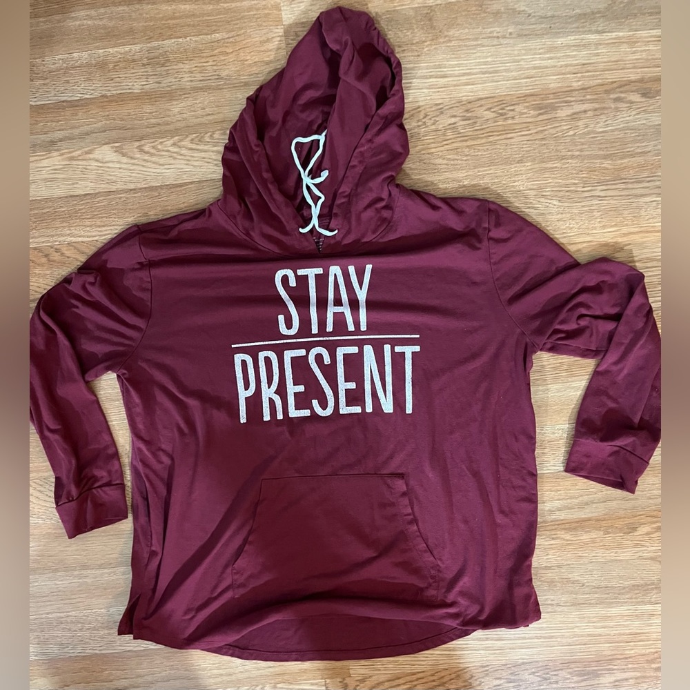 Peaceful Warrior Women’s Lightweight Hooded Stay Present  Shirt Sz L Burgundy